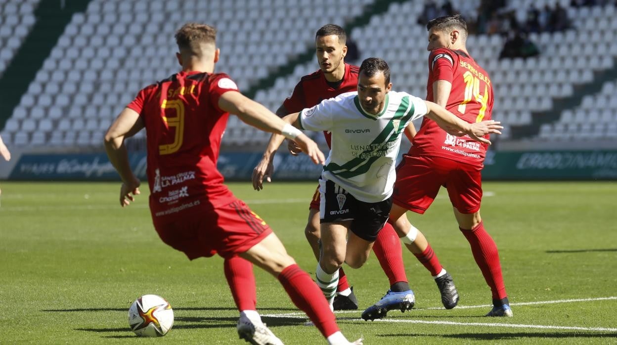 De las Cuevas, autor del 2-1 del Córdoba CF ante el CD Mensajero, dribla a Yeray y Antonio Samuel