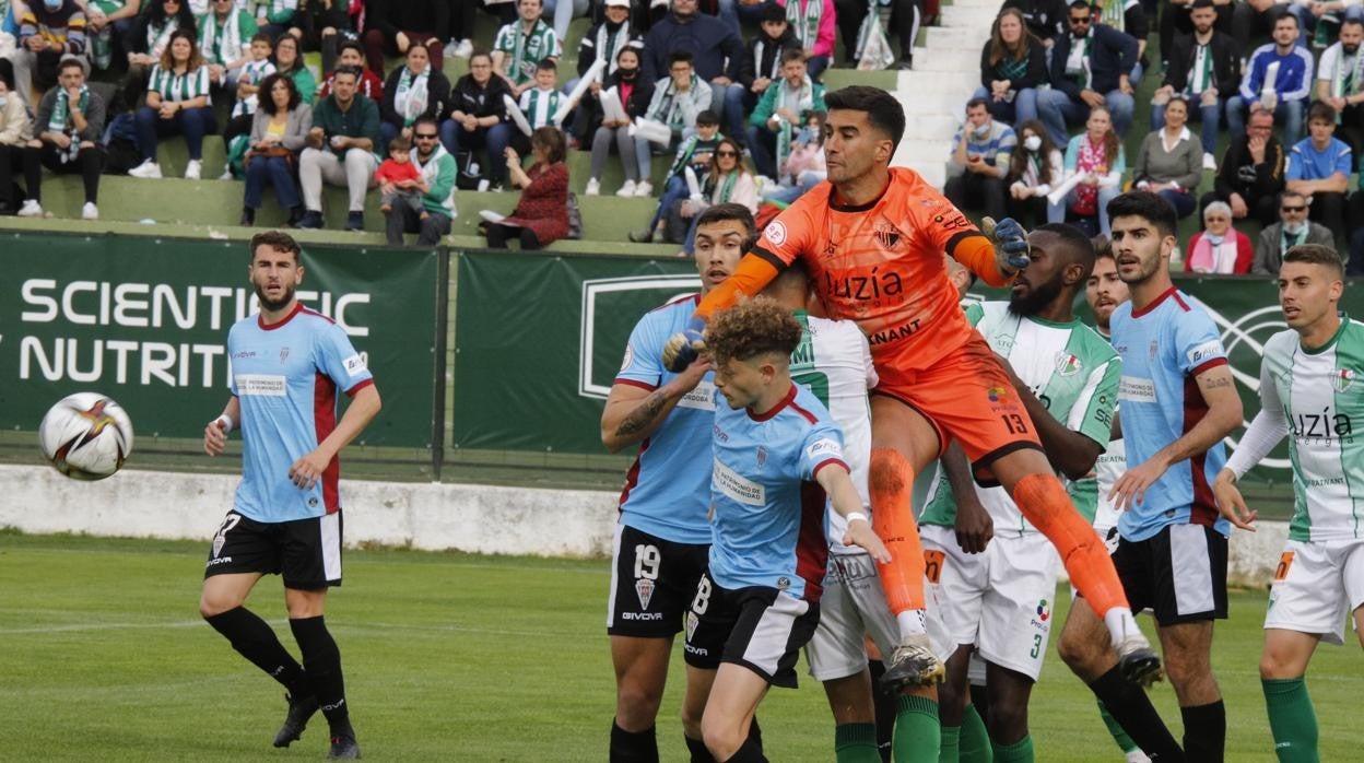 Una pugna del partido del Córdoba CF ante el Arntequera