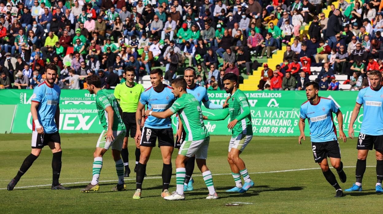 Los jugadores del Córdoba en un centro al área del Cacereño