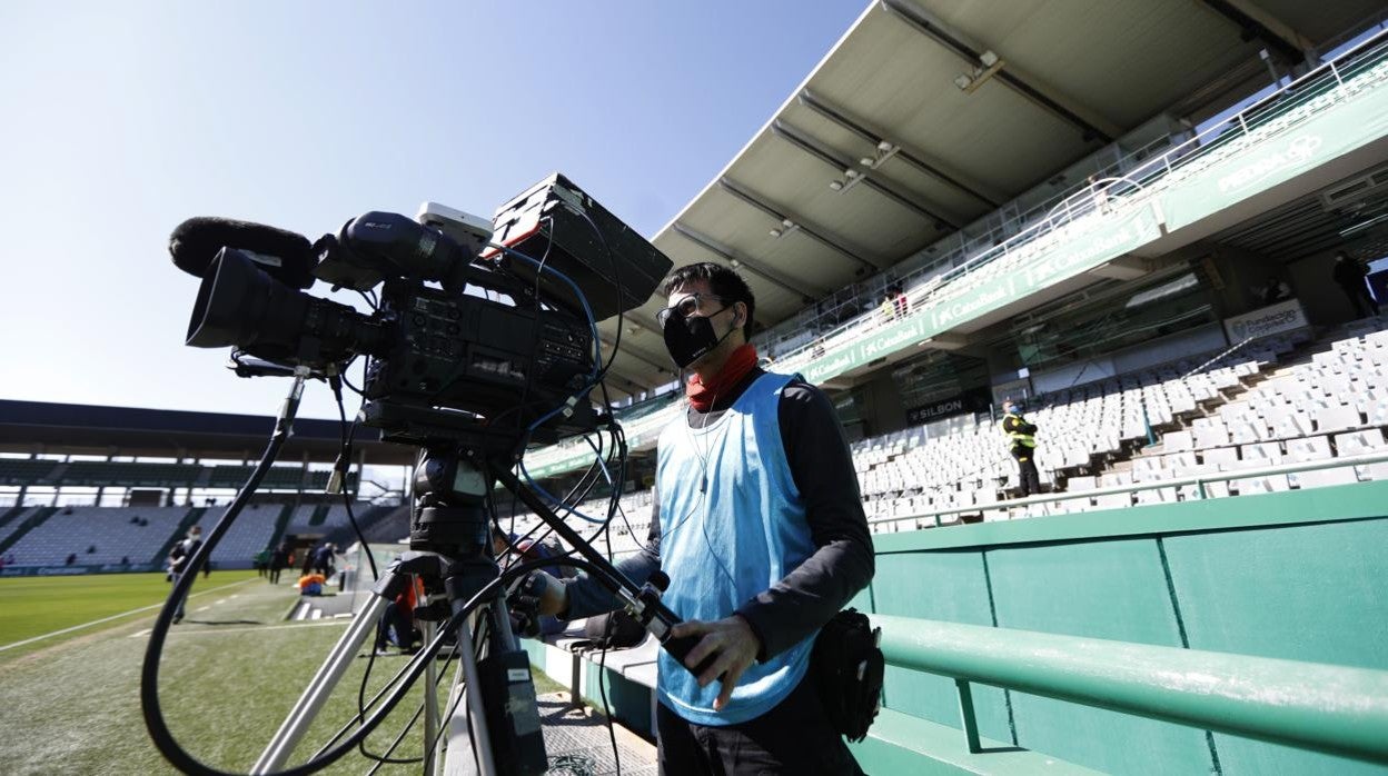 Un operador de cámara, en un partido del Córdoba CF en El Arcángel