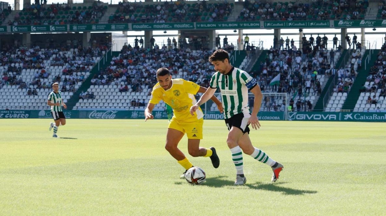 Javi Flores conduce el balón ante el San Fernando