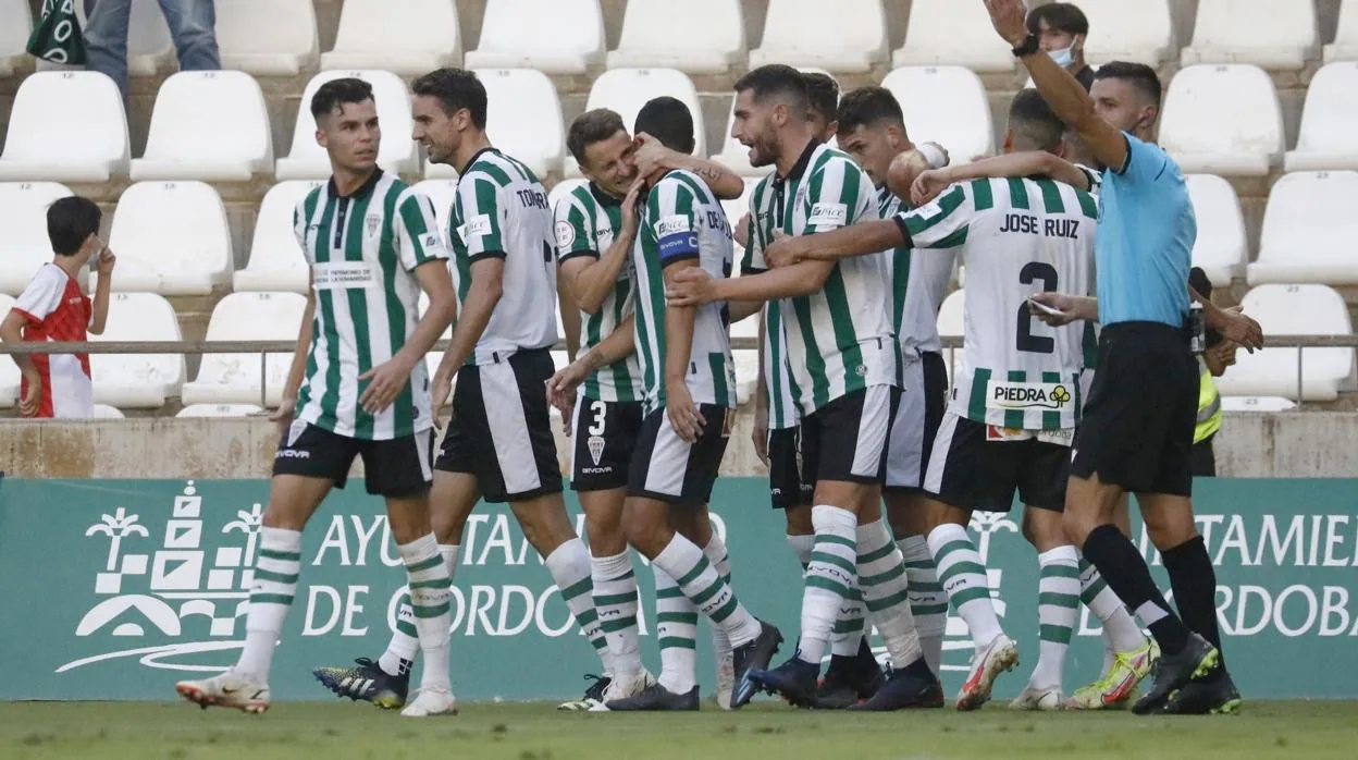 Los jugadores del Córdoba CF, en el partido ante el Cádiz B en El Arcángel