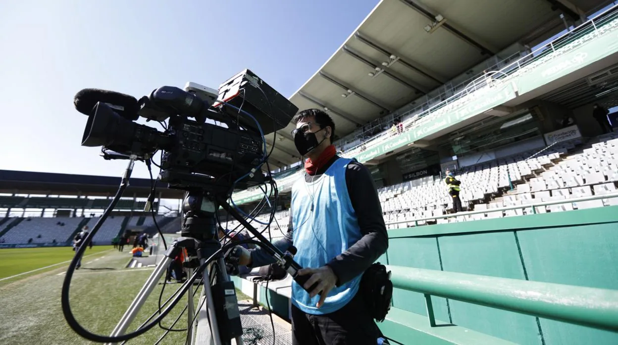 Un operador de cámara en un partido televisado del Córdoba CF