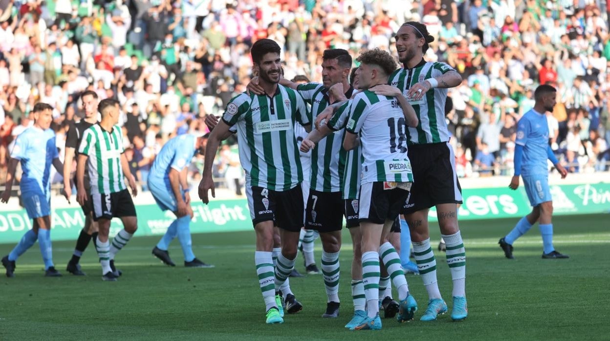 Los jugadores del Córdoba celebran el primer gol ante el Villanovense