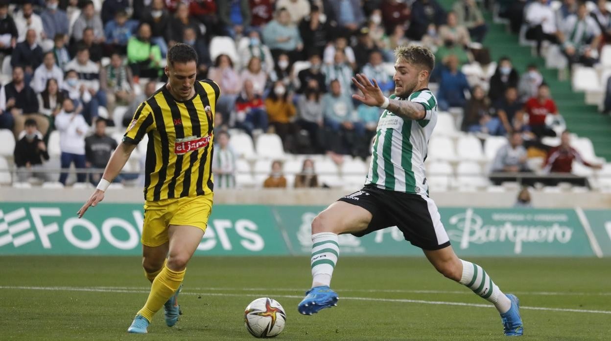 Antonio Casas, en una pugna del partido del Córdoba CF ante el Arntequera