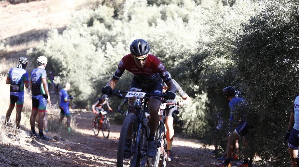 Ciclistas durante la ruta MTB Ciudad de Lucena disputada este domingo en la mañana