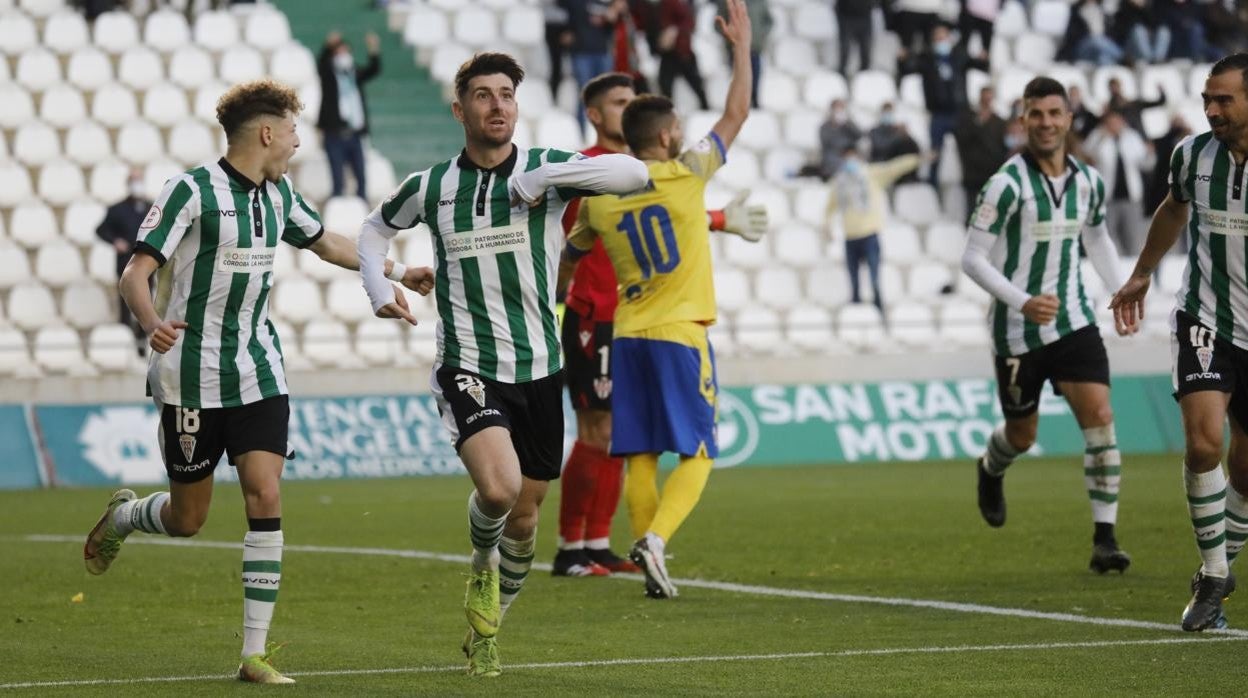 El capitán del Córdoba CF, Javi Flores, celebra el 1-0 ante el Vélez