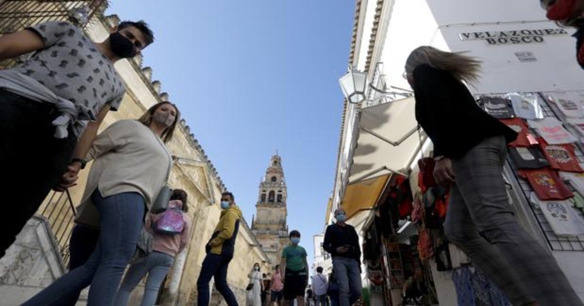 Turistas por los alrededores de la Mezquita-Catedral de Córdoba