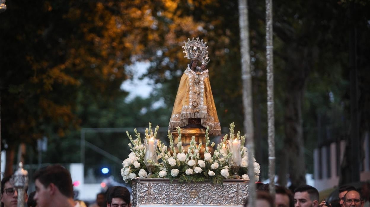 La Virgen de la Fuensanta, en un traslado a hombros de los jóvenes