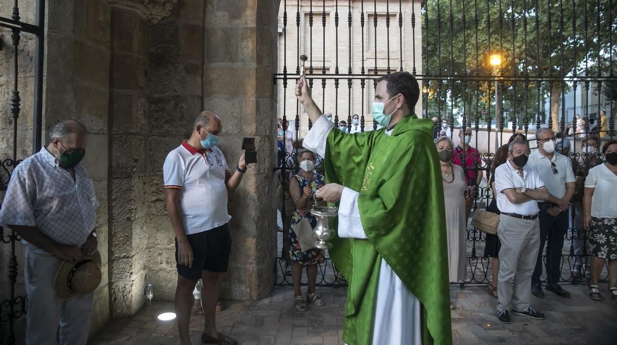 El párroco del Santuario de la Fuensanta, durante la bendición de las aguas del Pocito, el domingo 5