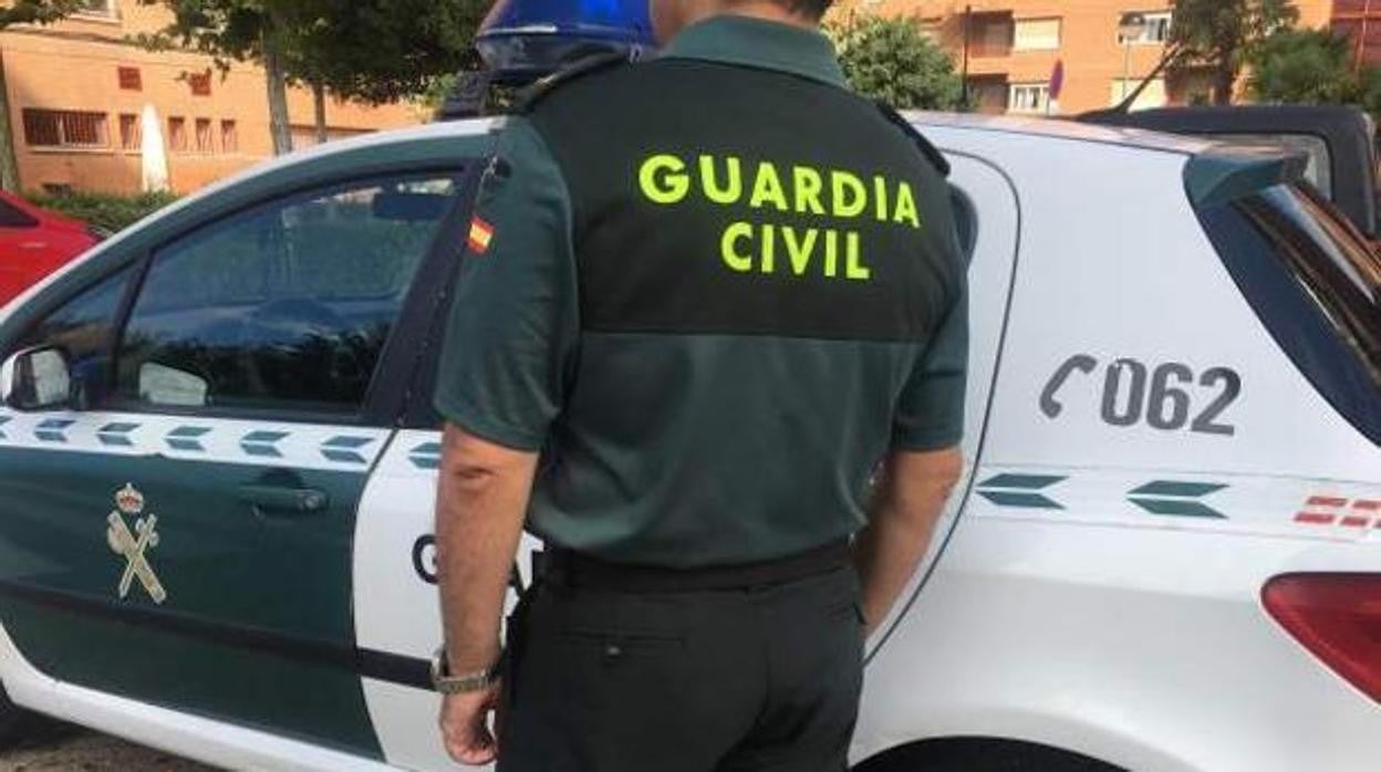 Un guardia civil durante un operativo