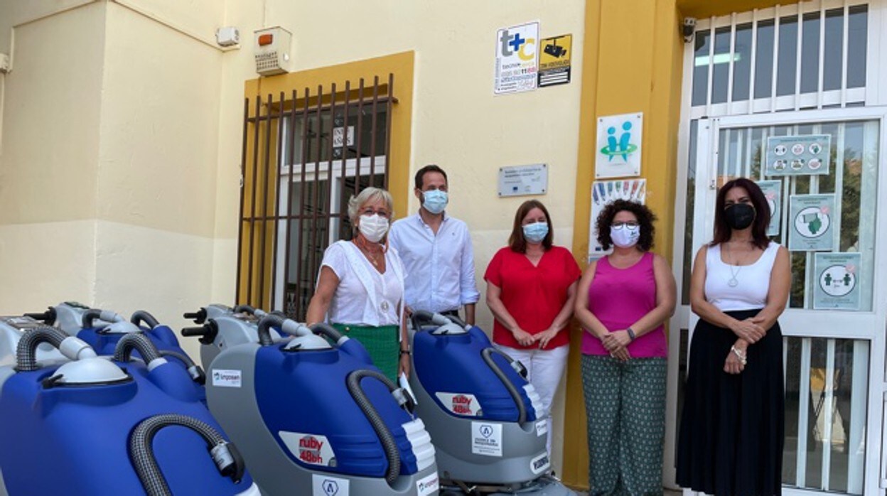 Los concejales de Málaga Porras y Verde presentando el dispositivo de limpieza