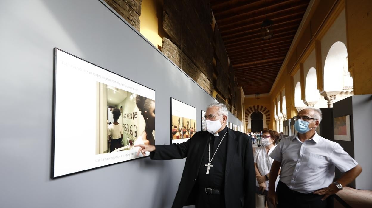 El prelado cordobés en la inauguración de la muestra