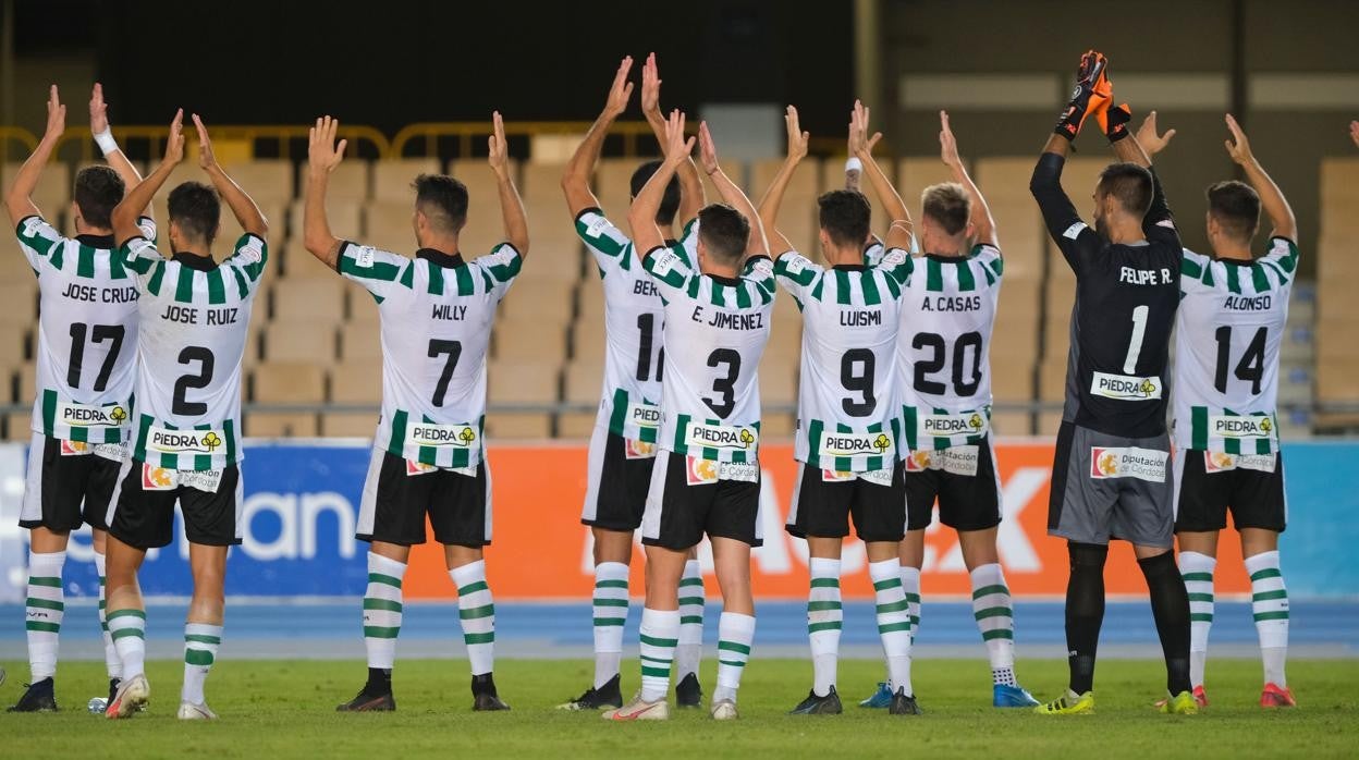 Los jugadores del Córdoba CF celebran el triunfo en Jerez con la afición blanquiverde