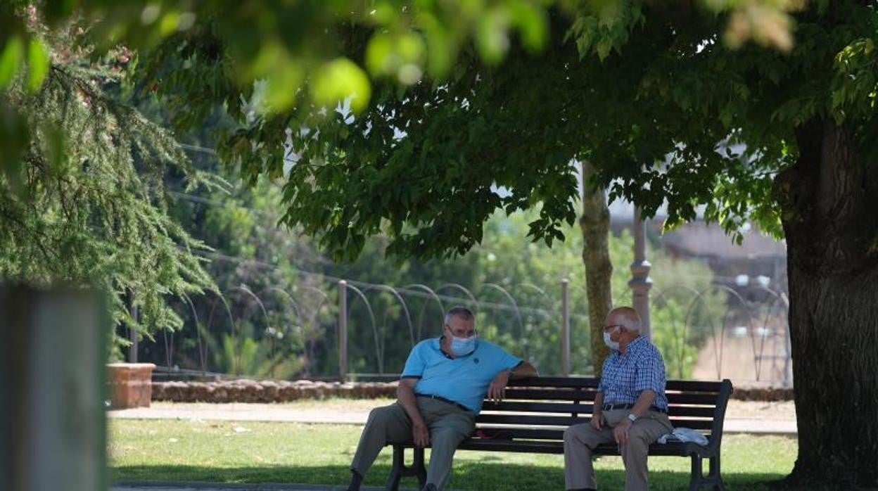 Dos vecinos conversan en una localidad cordobesa