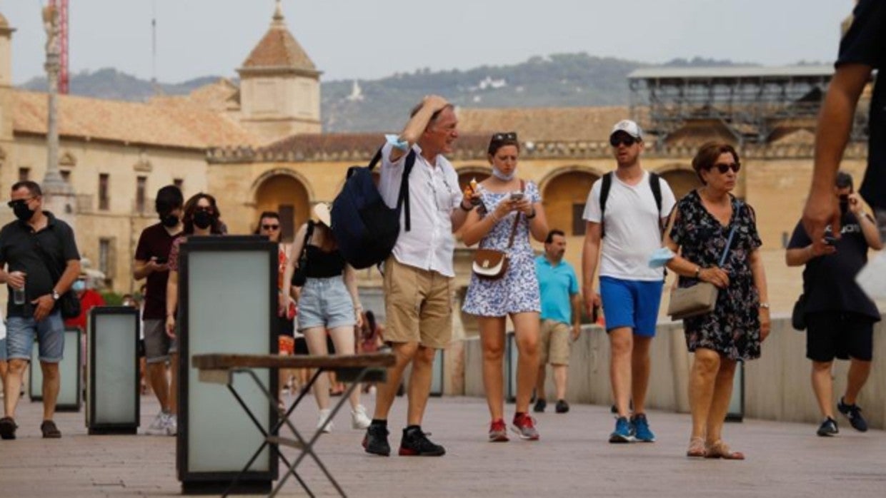 Turistas en el puente romano de Córdoba