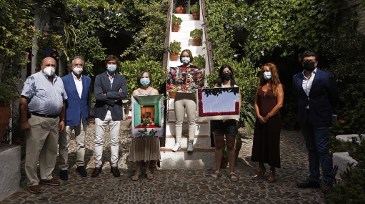 Los ganadores de Foto Córdoba junto a los organizadores y patrocinadores en el patio San Basilio, 44