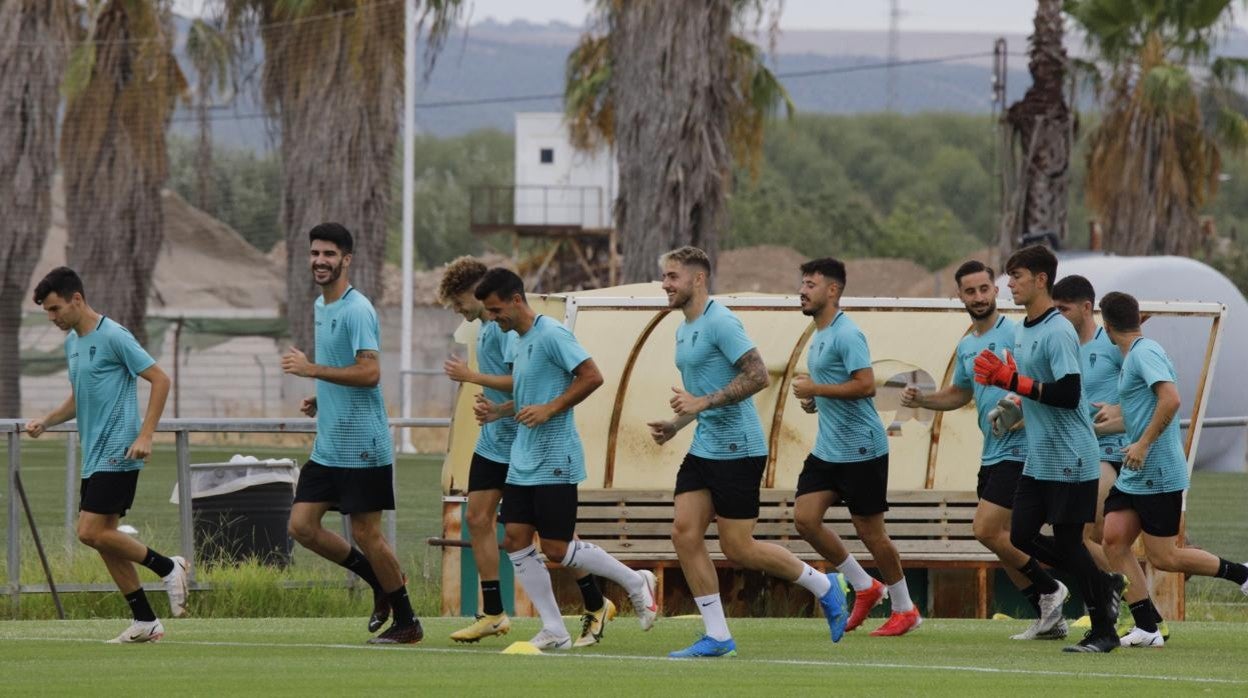 Visus, segundo por la izquierda, es el jugador más joven de la primera plantilla del Córdoba CF