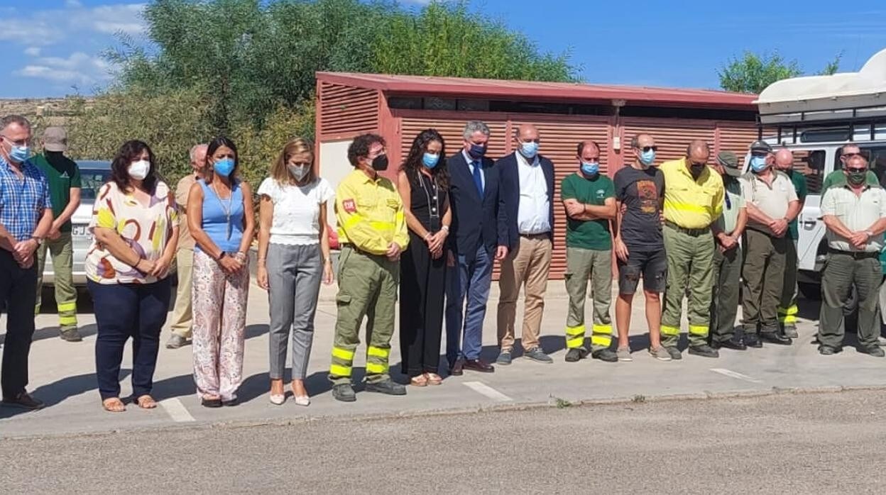 Autoridades y compañeros durante el minuto de silencio en el Cedefo de Alhama de Almería.