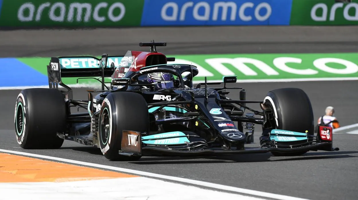 Hamiltón, en su Mercedes, durante los entrenamientos del Gran Premio de Países Bajos