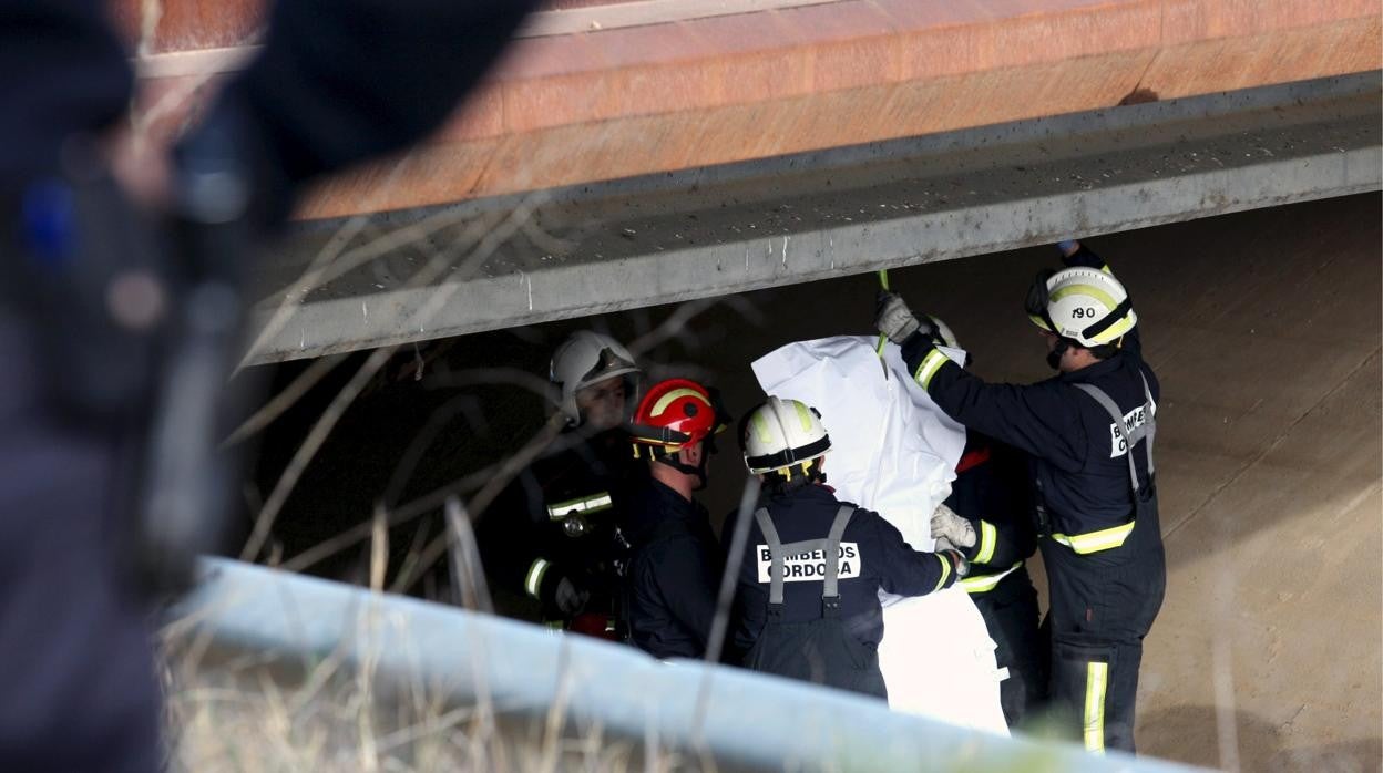 Los bomberos se llevan el cuerpo de un hombre que se ha quitado la vida