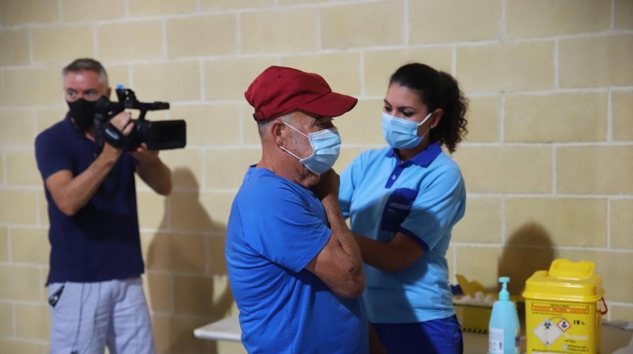 Un hombre mayor recibe la tercera dosis de la vacuna contra el coronavirus en Córdoba