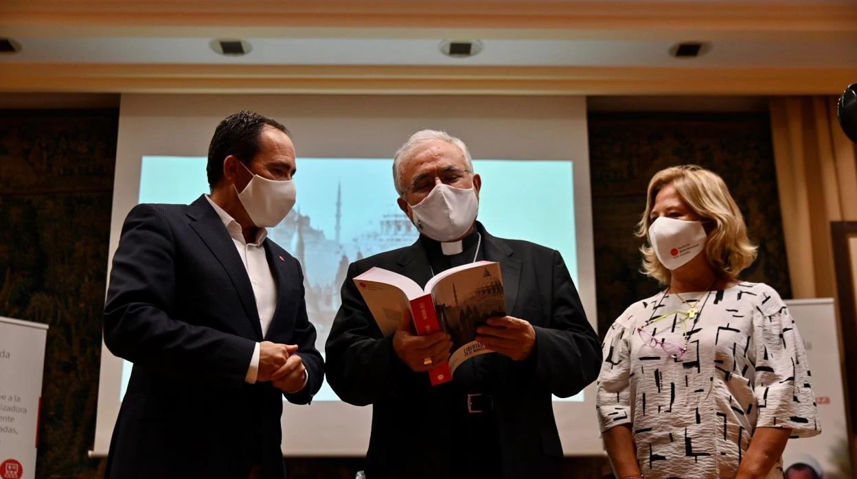 José Fernández Crespo, junto al obispo, Demetrio Fernández, y Trinidad Lechuga, en la presentación del informe