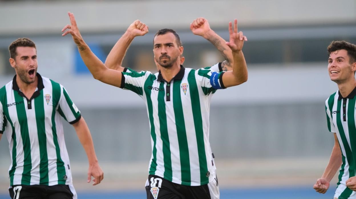 De las Cuevas, junto a sus compañeros del Córdoba CF, el pasado domingo en Jerez