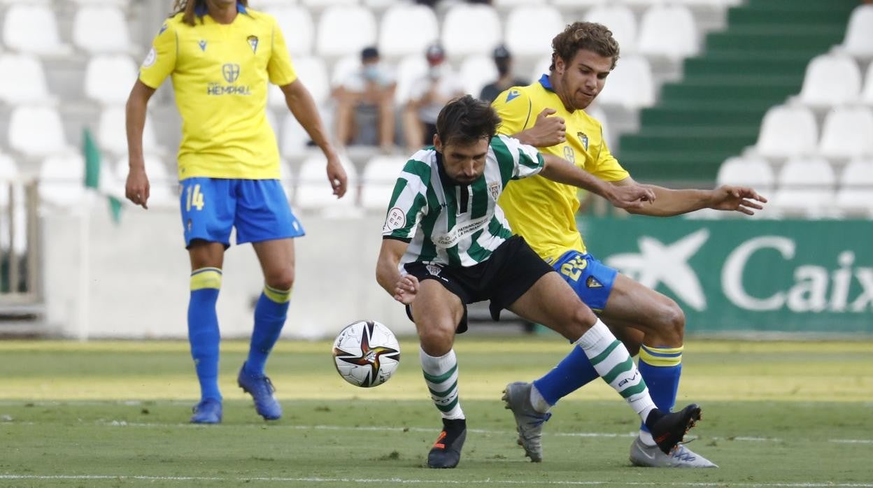 El medio del Córdoba Álex Bernal, este domingo ante el Cádiz B en la vuelta al Arcángel