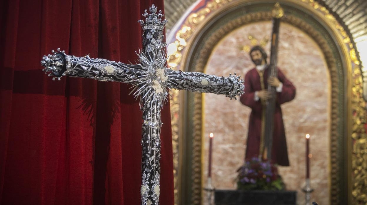 La Cruz de la Vida, con el Señor de los Reyes al fondo