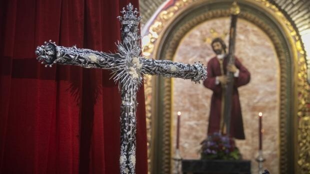 Plata y madera, la Cruz de la Vida para el Señor de los Reyes de Córdoba ya es una realidad