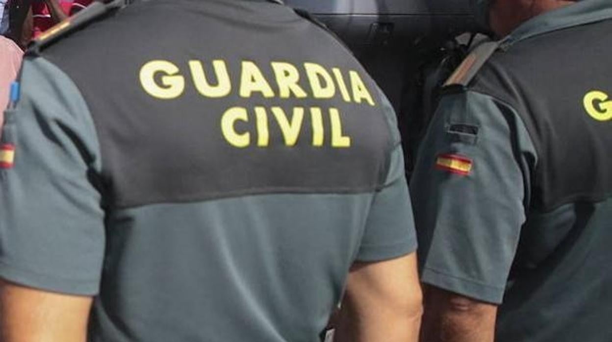 Dos agentes de la Guardia Civil, en una imagen de archivo