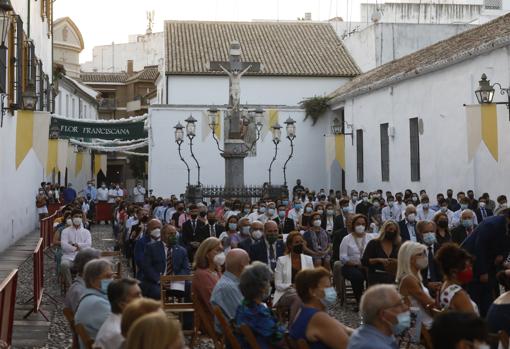 Asistentes a la eucaristía en la plaza