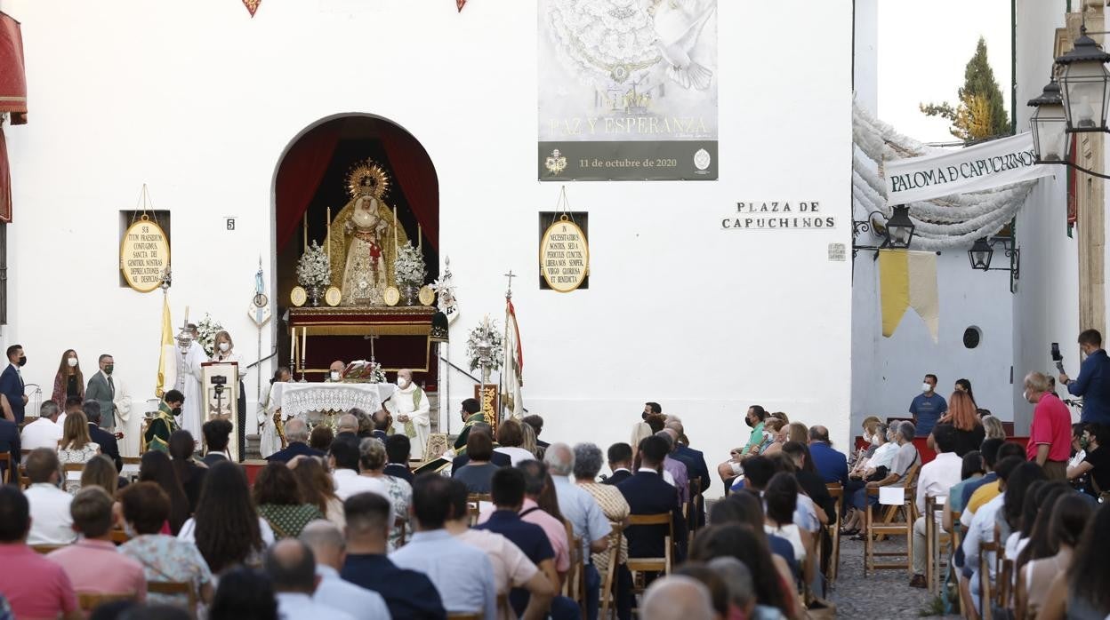 Misa celebrada en honor de María Santísima de la Paz y Esperanza en la plaza de Capuchinos