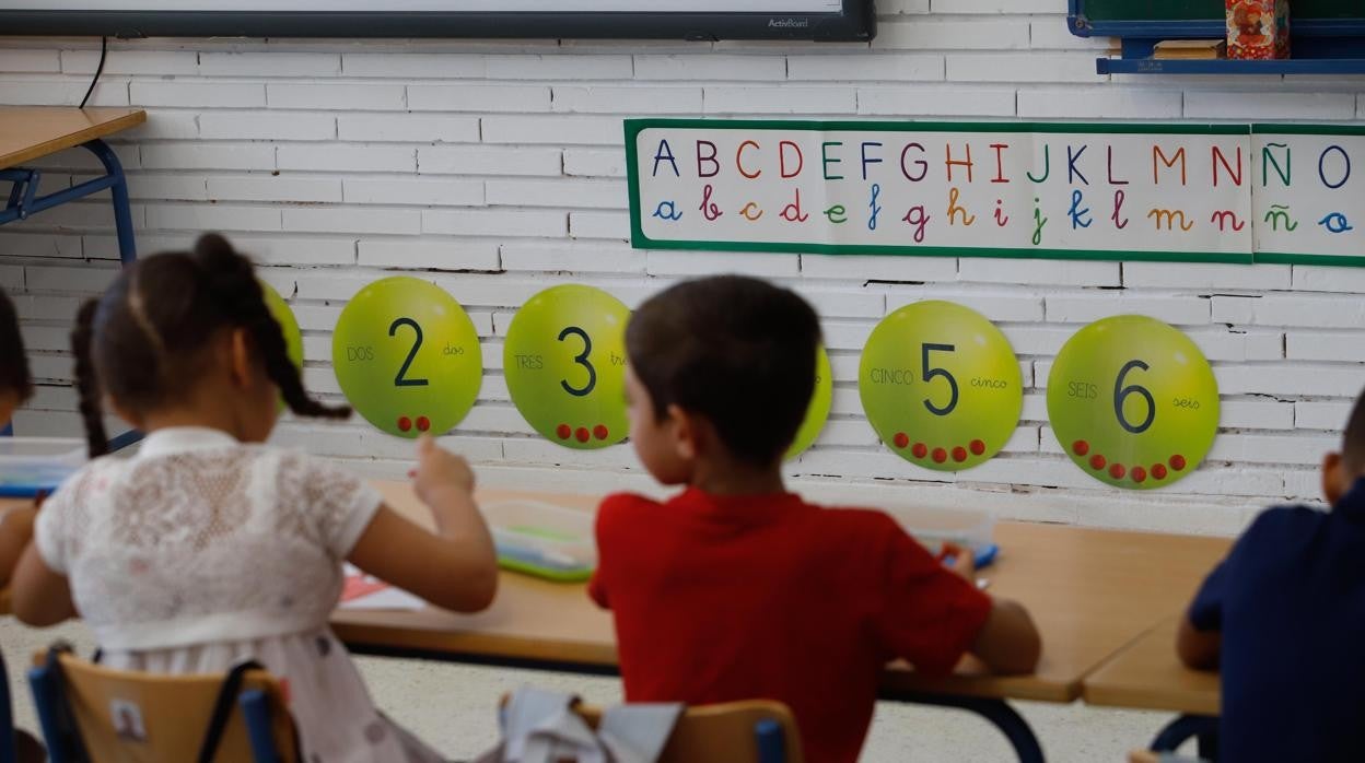 Tres niños, esta semana en su primer día de clase