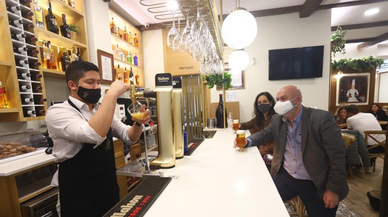 Un camarero en un bar del centro de la ciudad