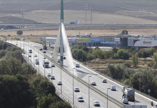 Vehículos en el Puente de Andalucía