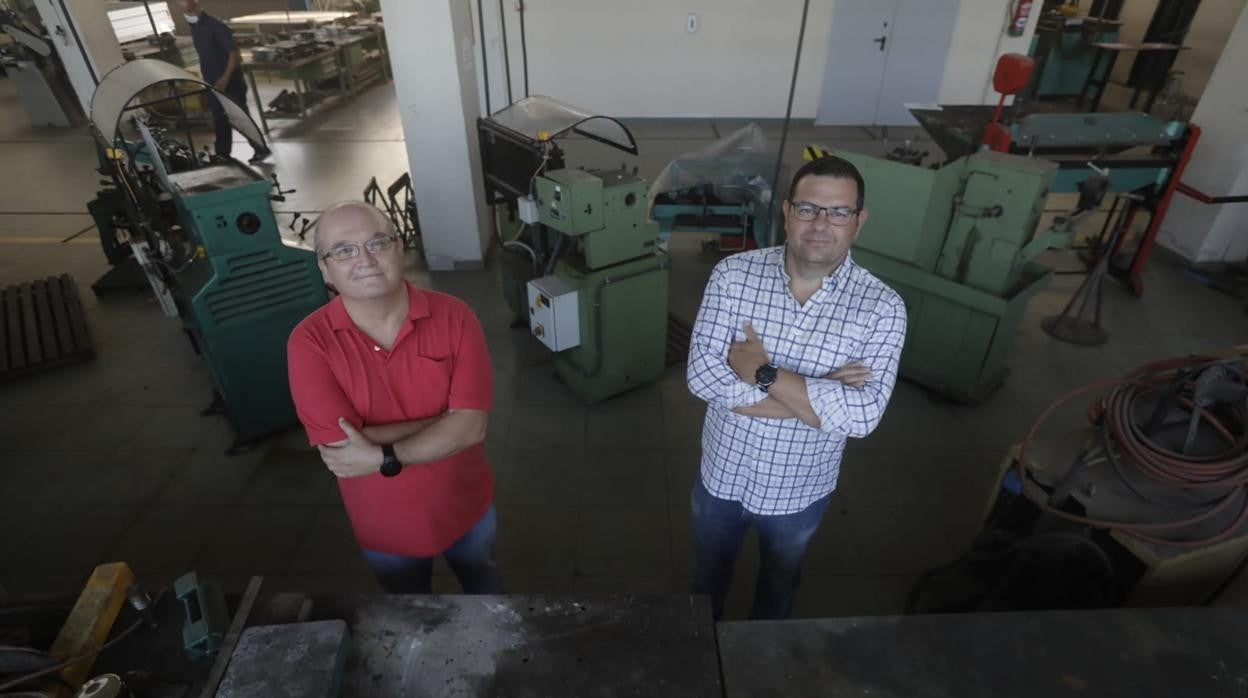 Santiago Pavón y José Juan Alonso, en el taller de la Universidad de Cádiz