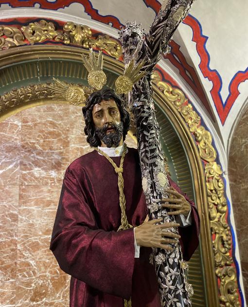 El Señor de los Reyers, en su capilla, con la Cruz de la Vida