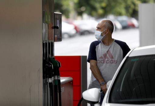 Un hombre reposta en una gasolinera de Córdoba