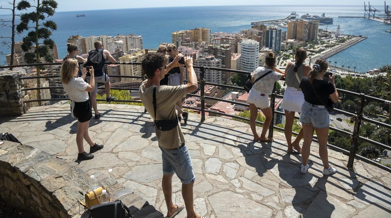 Turistas en Málaga tras la llegada de tres cruceros a la ciudad