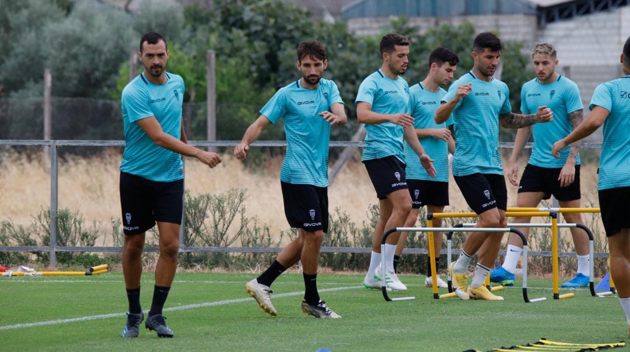 Miguel de las Cuevas realiza ejercicios en el entrenamiento del Córdoba CF