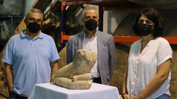 El Ayuntamiento de Lucena presenta la estatua romana de un Hércules niño hallada en la basura