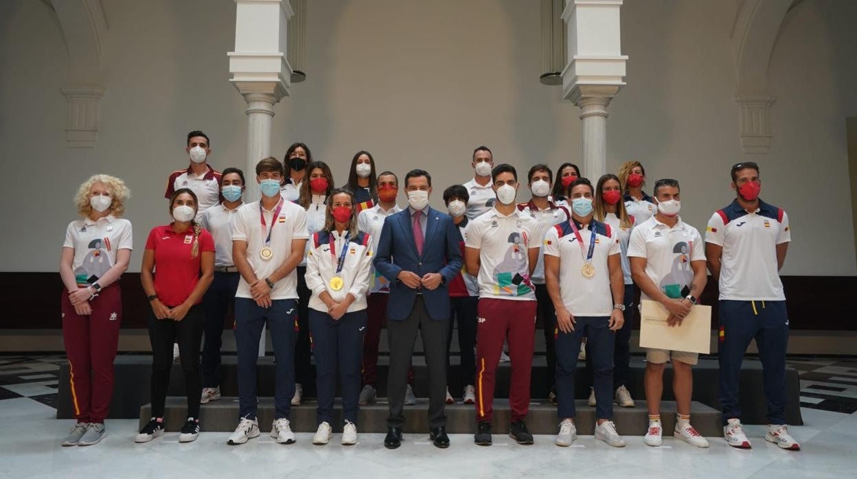 Los cordobeses Fátima Gálvez y Alfonso Cabello, junto al presidente de la Junta, en el centro