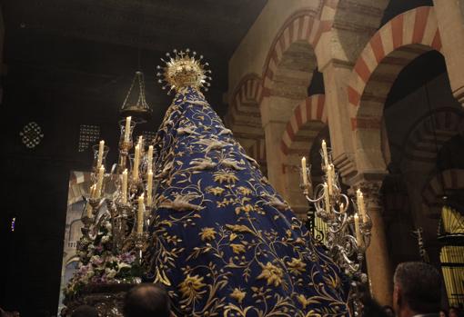 Manto de las palomas de la Virgen de los Dolores de Córdoba