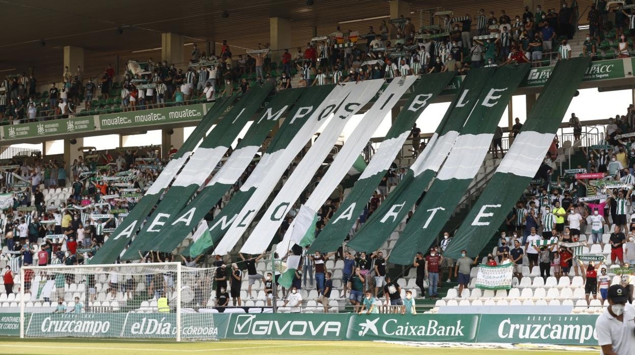 Tifo el domingo en el estadio El Arcángel ante el Cádiz B