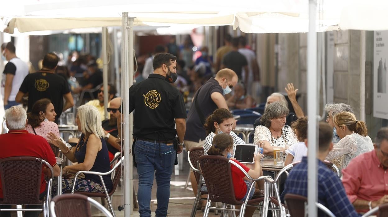 Un camarero de espaladas en el Centro de Córdoba