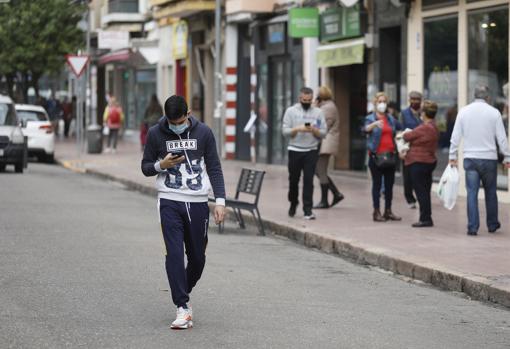 Un joven en la avenida de La Viñuela