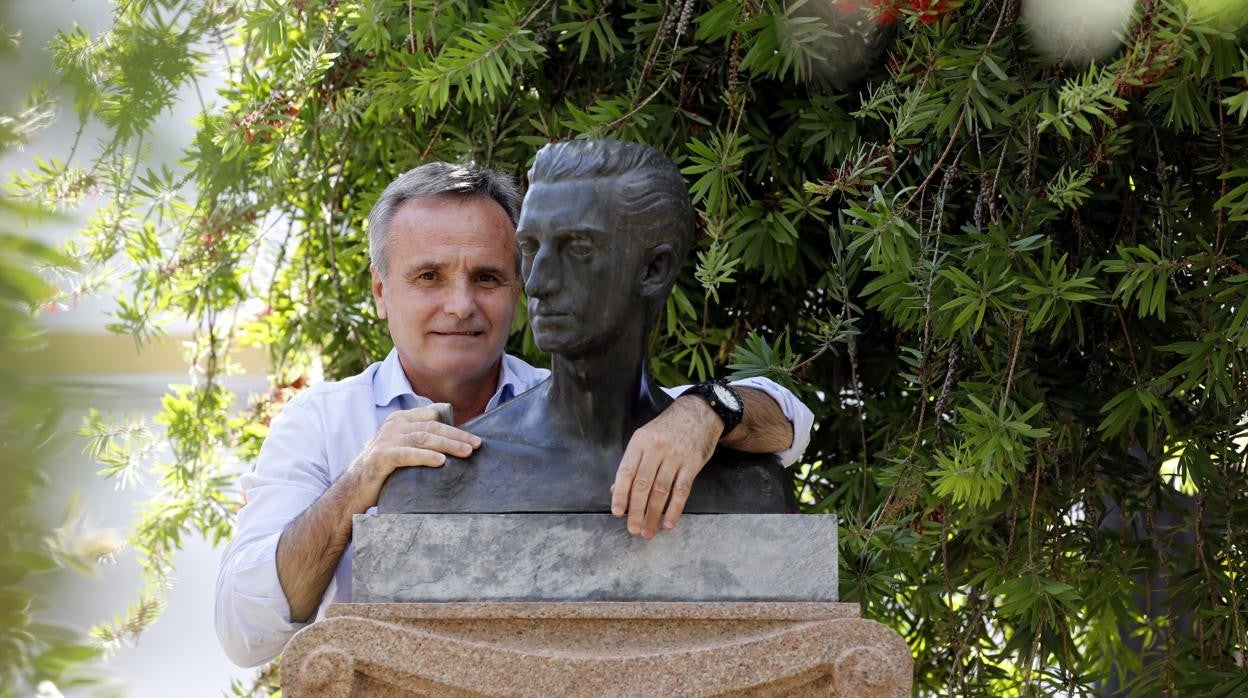 El empresario Antonio Tejero, con un busto de Manolete