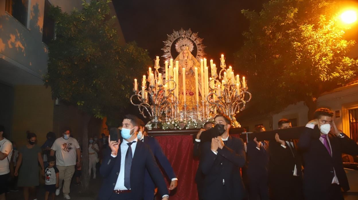 La Virgen de los Dolores y del Rayo, durante su procesión por el Campo de la Verdad